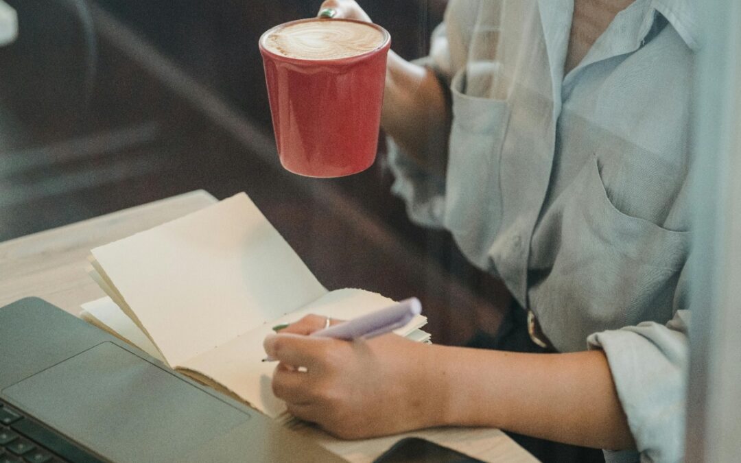 A reggeli naplózás művészete: Hogyan segíthet a gondolataink rendszerezésében és a személyes fejlődésben?